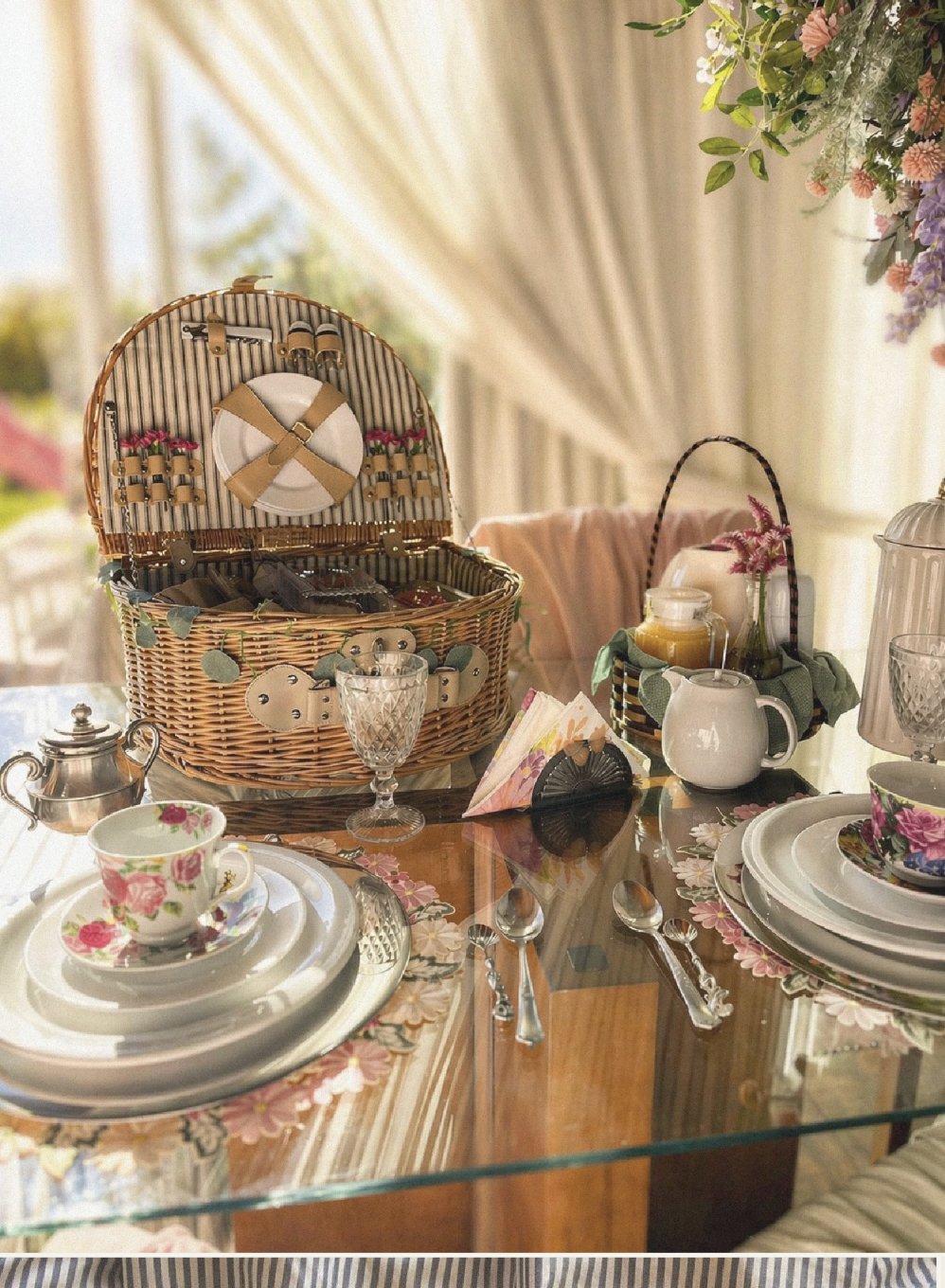 Mesa posta para o café da manhã, com cesta e louças florais