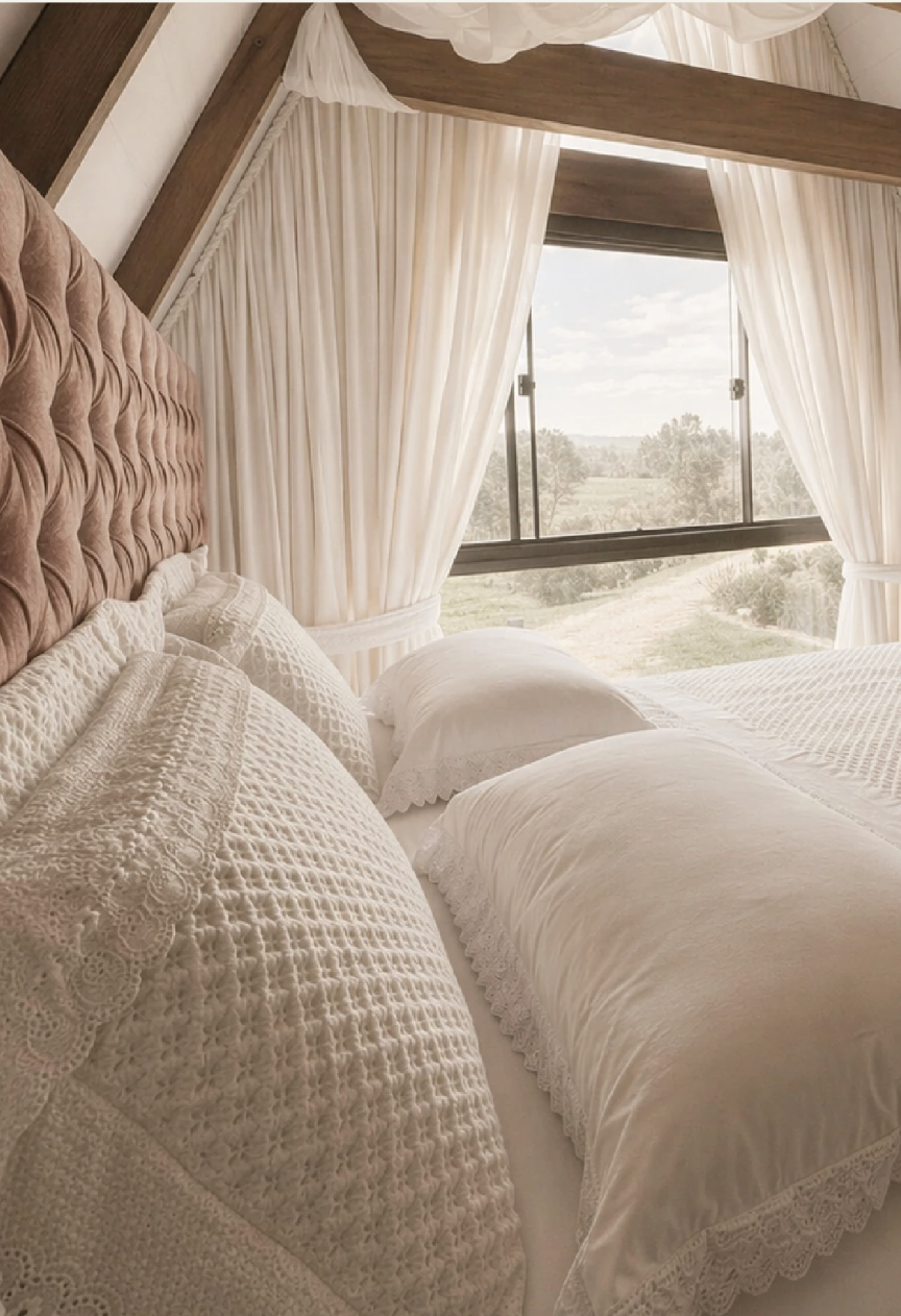 Quarto do chalé com enxoval claro e luz natural